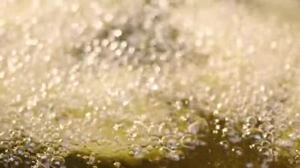 土豆在热油中沸腾的慢动作 — 图库视频影像