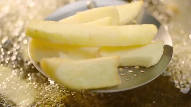 Slow Motion Van Aardappelen Koken Hete Olie — Stockvideo