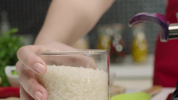 慢动作的妇女倒入白米饭在锅里 — 图库视频影像