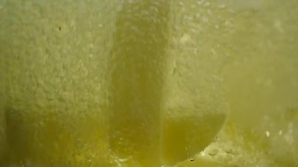 Замедленное Движение Картофеля Падающего Горячее Масло — стоковое видео