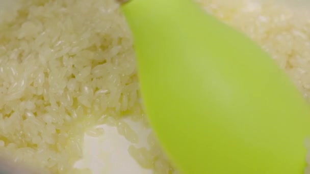 勺子的特写搅拌白米饭 — 图库视频影像