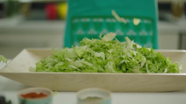 접시에 떨어지는 양배추의 슬로우 — 비디오