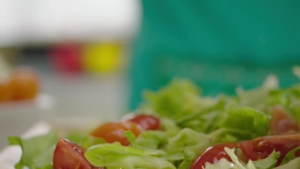Ralenti Des Tomates Mûres Tombant Salade — Video