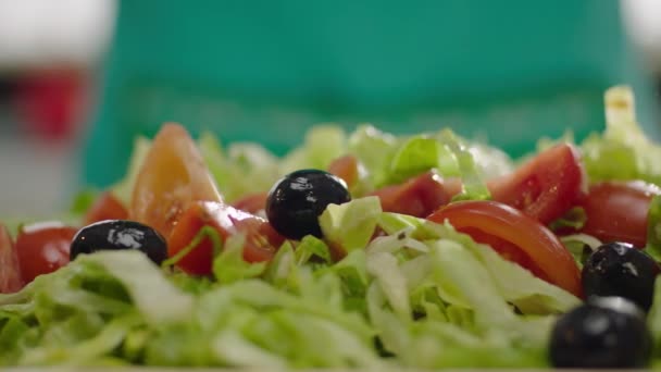 Cámara Lenta Aceitunas Negras Que Caen Ensalada — Vídeo de stock