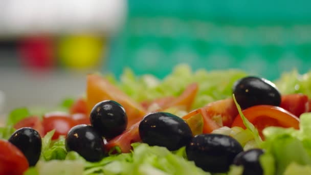 Slow Motion Van Zwarte Olijven Die Salade Vallen — Stockvideo