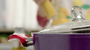 kaynar su ile Pan içinde makarnalar koyarak kadın el yavaş hareket 