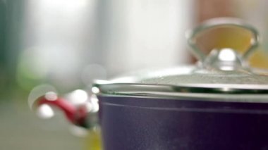 kaynar su ile Pan içinde makarnalar koyarak kadın el yavaş hareket 