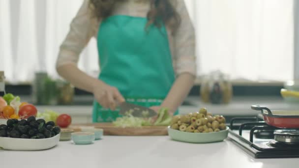 Close Van Vrouw Snijden Kool Voor Salade Houten Plank — Stockvideo