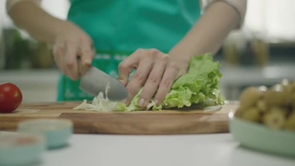 Nahaufnahme Einer Frau Die Salatblätter Auf Einem Holzbrett Schneidet — Stockvideo