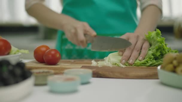 Close Van Vrouw Snijden Salade Bladeren Houten Plank — Stockvideo