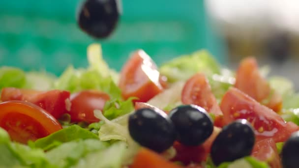 Câmera Lenta Azeitonas Pretas Que Caem Salada — Vídeo de Stock