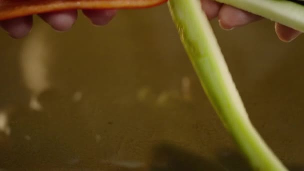 Colocando Fatias Pimenta Óleo Quente Câmera Lenta — Vídeo de Stock