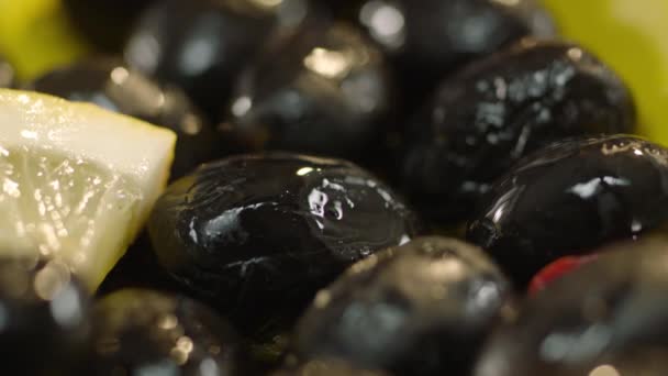 Slow Motion Van Zwarte Olijven Die Salade Vallen — Stockvideo
