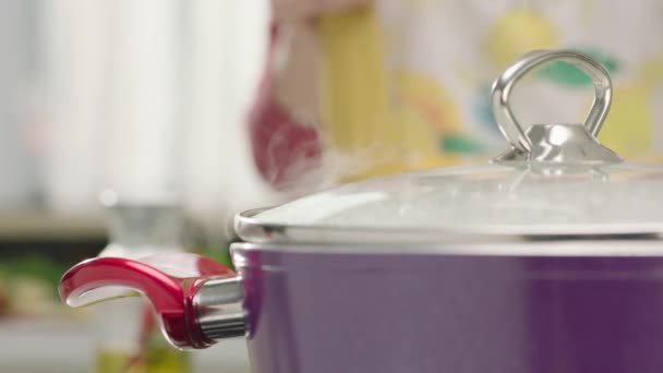 女性手将通心粉放入锅中 用开水进行慢动作 — 图库视频影像