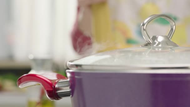 Cámara Lenta Mano Femenina Poniendo Macaronis Sartén Con Agua Hirviendo — Vídeos de Stock