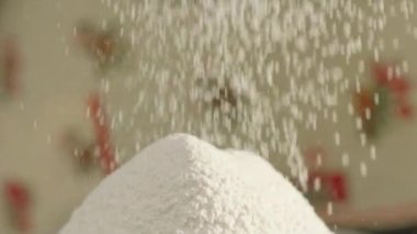 Masa üzerinde kazık düşen beyaz un yavaş hareket