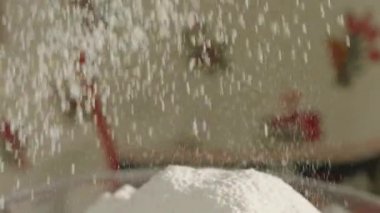 Masa üzerinde kazık düşen beyaz un yavaş hareket