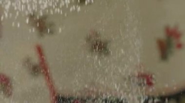 Masa üzerinde kazık düşen beyaz un yavaş hareket