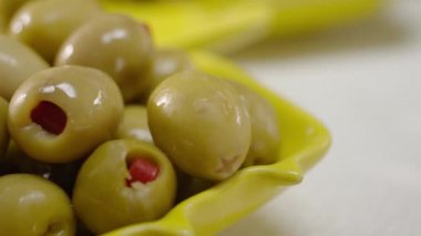Kadın el Yeşil Zeytin alarak yakın