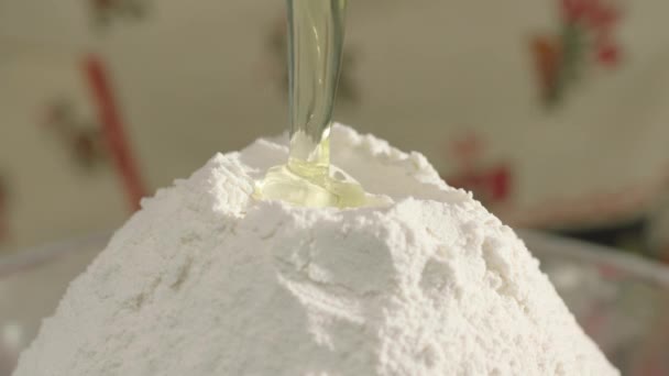 テーブルの上の白い小麦粉の山の上に落ちる卵のスローモーション — ストック動画