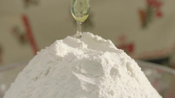 鸡蛋落在桌子上一堆白面粉上的慢动作 — 图库视频影像