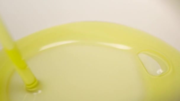 Gießen Von Olivenöl Textur Als Hintergrund — Stockvideo