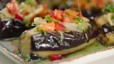 yağ tarafından dökme sebzeler ile pişmiş patlıcan yakın 