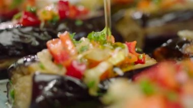 yağ tarafından dökme sebzeler ile pişmiş patlıcan yakın 