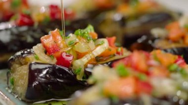 yağ tarafından dökme sebzeler ile pişmiş patlıcan yakın 