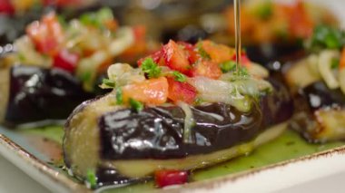 yağ tarafından dökme sebzeler ile pişmiş patlıcan yakın 