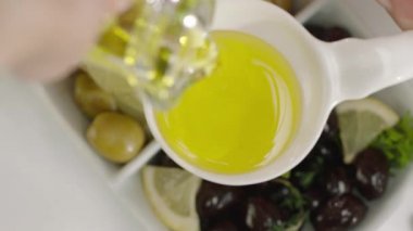Beyaz kaşık yağ dökme kadın el yavaş hareket 