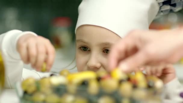 Маленькая Девочка Помогает Матери Готовить Салат Ужин Кухне — стоковое видео