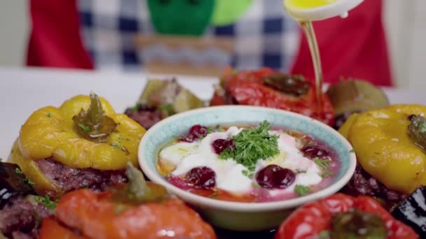 Närbild Paprika Bakat Med Grönsaker Hälla Olja — Stockvideo