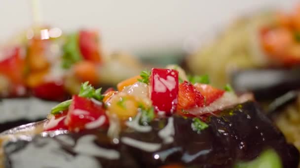 茄子的特写 用油浇注的蔬菜烤制 — 图库视频影像