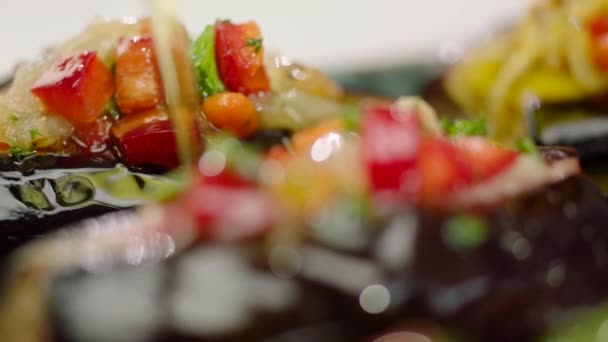 Крупным Планом Баклажанов Запеченных Овощами Наливаемыми Маслом — стоковое видео