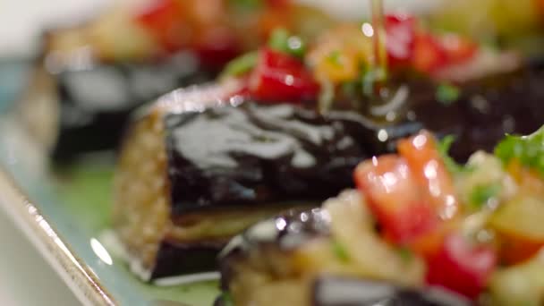 Close Van Aubergines Gebakken Met Groenten Gieten Door Olie — Stockvideo