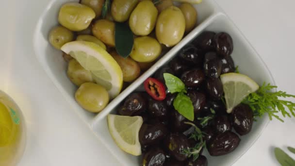 Vue Dessus Des Olives Vertes Noires Avec Des Tranches Citron — Video
