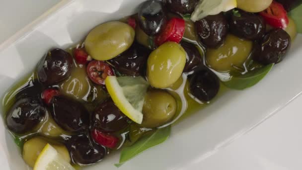 Top View Green Black Olives Lemon Slices White Plate — Stock Video