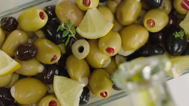 Vue Dessus Des Olives Vertes Noires Avec Des Tranches Citron — Video