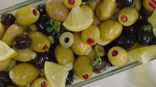 Top View Green Black Olives Lemon Slices White Plate Pouring — Stock Video