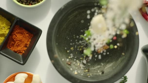 Slow Motion Van Peper Knoflook Vallen Mortel Keuken Tafel — Stockvideo