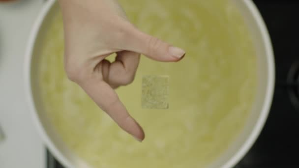Câmera Lenta Mão Feminina Jogando Cubo Picante Caldo — Vídeo de Stock