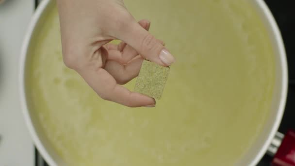 Zeitlupe Einer Weiblichen Hand Die Würzige Würfel Brühe Wirft — Stockvideo