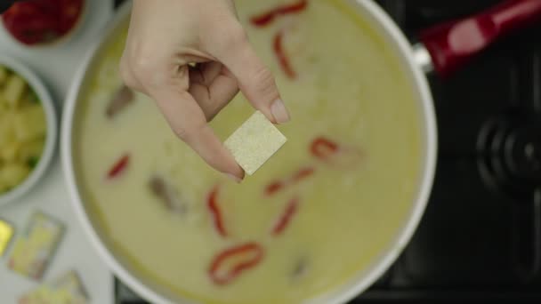 Câmera Lenta Mão Feminina Jogando Cubo Picante Caldo — Vídeo de Stock