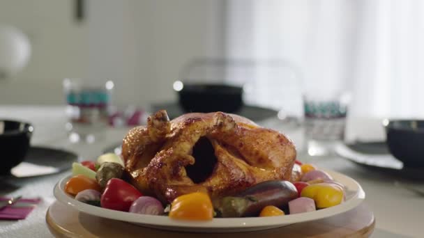 Вид Жареного Цыпленка Овощами Тарелке — стоковое видео