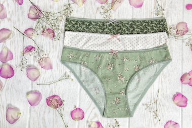 Masada gül yaprakları ve çiçekli güzel iç çamaşırları şık moda kadın iç çamaşırları. 
