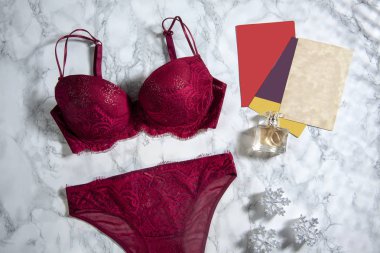 seksi zarif moda kadın iç çamaşırı, kartlar ve parfüm mermer arka planda