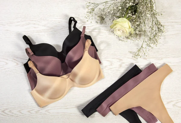 Sexy Elegante Trendy Vrouwelijke Lingerie Bloemen Houten Achtergrond — Stockfoto