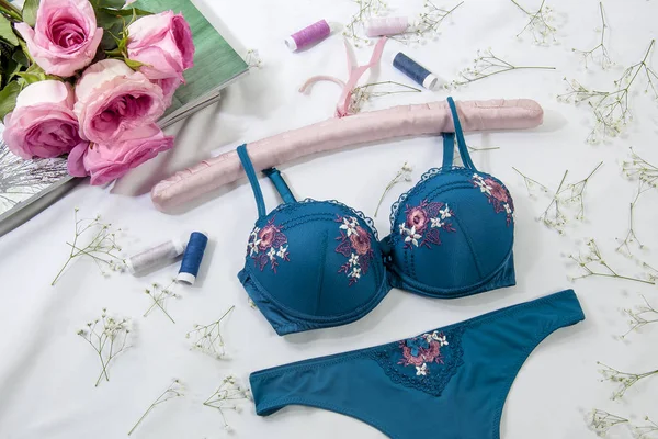 seksi zarif moda kadın iç çamaşırları ve beyaz arka planda çiçekler