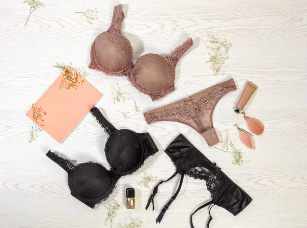seksi şık moda kadın iç çamaşırı ve ahşap arka planda aksesuarlar